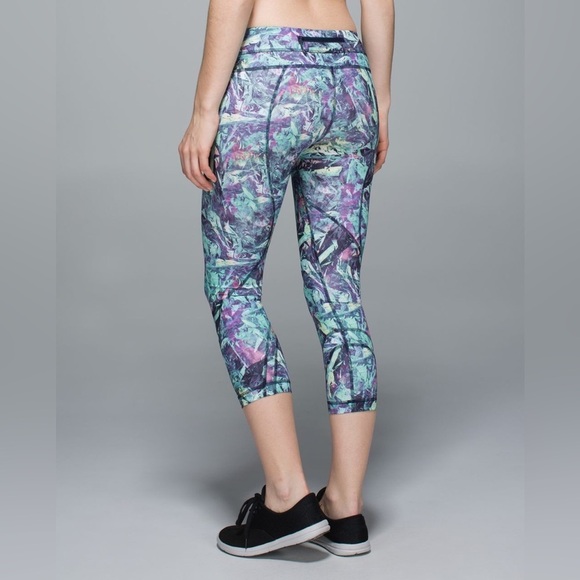 Lululemon Inspire Crop II in Iridescent Multi Size 6 - Picture 1 of 9